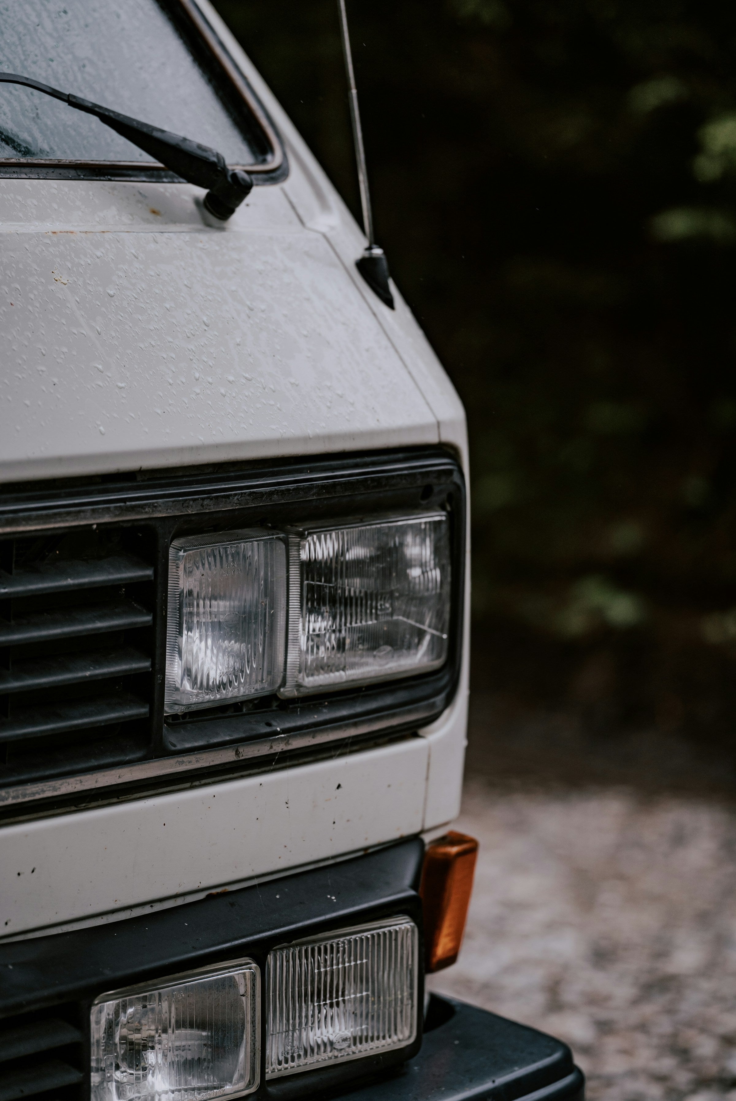 Van life aménagé au coucher du soleil - autonomie solaire KasaSolaire